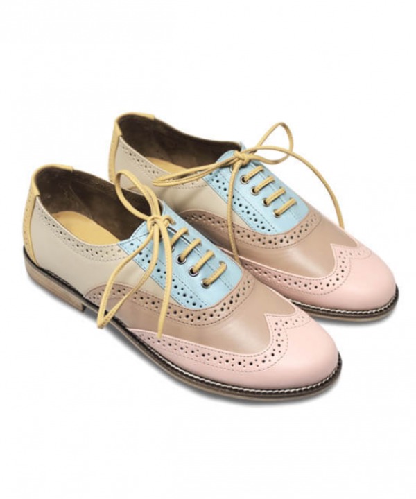 Sepatu oxford berwarna pastel dengan detail brogue